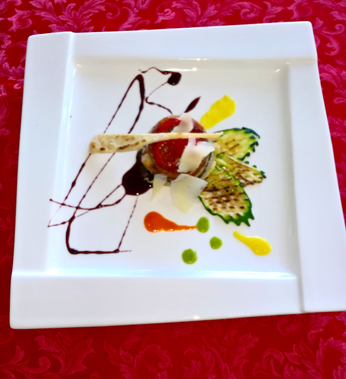 Medaglioni di Zampone Modena IGP e melanzane su ristretto di Montepulciano