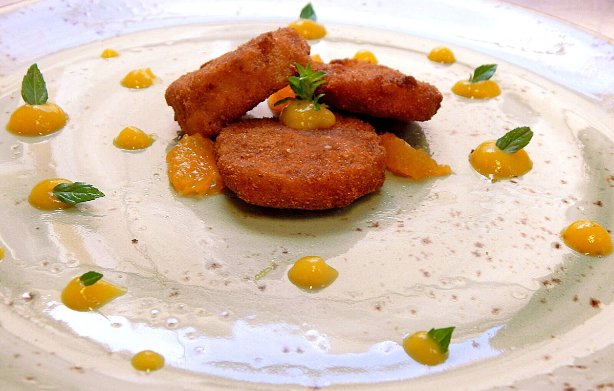 Zampone Modena IGP croccante con confettura di pesche, miyagawa e menta